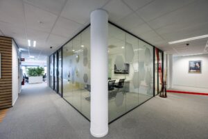 Moderne kantoorruimte aan de H.J.E. Wenckebachweg met glazen vergaderruimte en strakke inrichting.